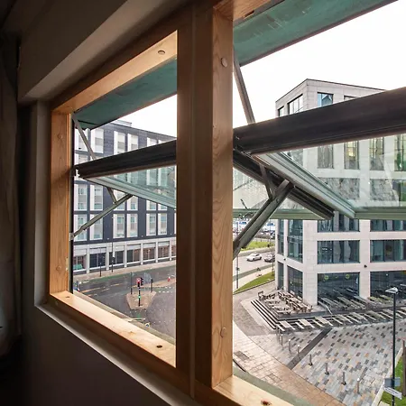 Modern Train Station 2 Bed 公寓 *