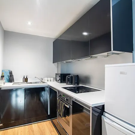 Modern 2 Bed Near Station Sleeps 5 *