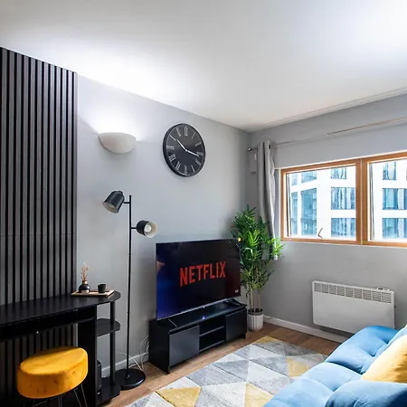 Modern 2 Bed Near Station Sleeps 5 *