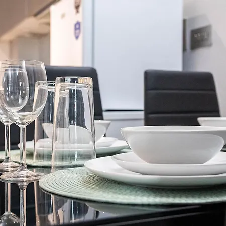 Modern Train Station 2 Bed * 利兹