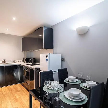 Apartment Modern 2 Bed Near Station Sleeps 5 *