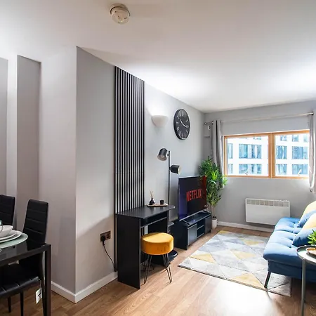 Modern 2 Bed Near Station Sleeps 5 * Leeds (West Yorkshire)