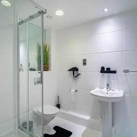 Modern 2 Bed Near Station Sleeps 5 Leeds (West Yorkshire)
