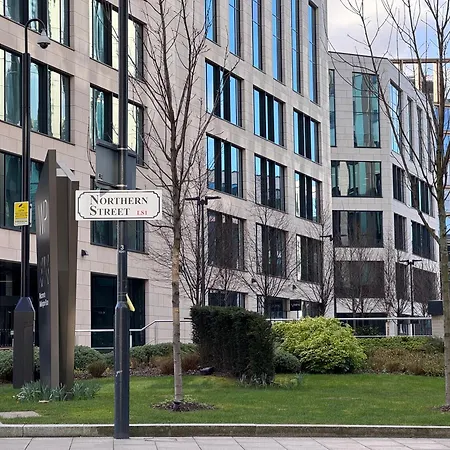 Modern 2 Bed Near Station Sleeps 5