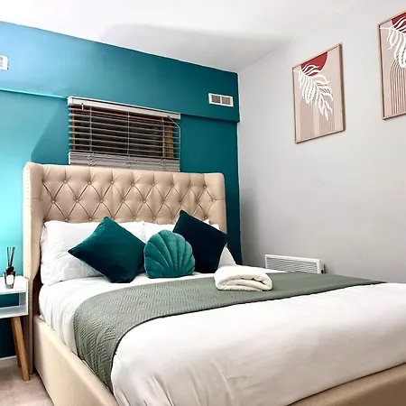 Modern Train Station 2 Bed 利兹