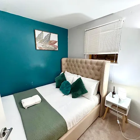 Modern Train Station 2 Bed 利兹