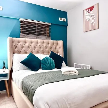 Modern Train Station 2 Bed 利兹