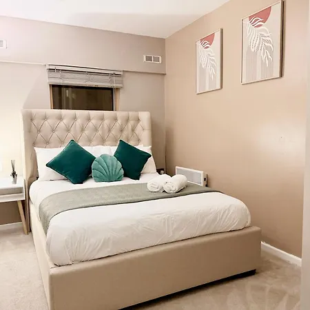 Modern 2 Bed Near Station Sleeps 5 Leeds (West Yorkshire)