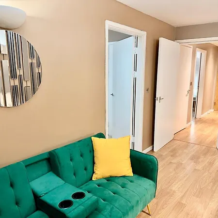 Modern 2 Bed Near Station Sleeps 5