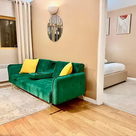 Modern 2 Bed Near Station Sleeps 5 *