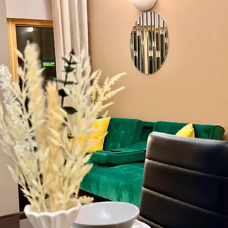 Modern 2 Bed Near Station Sleeps 5 *