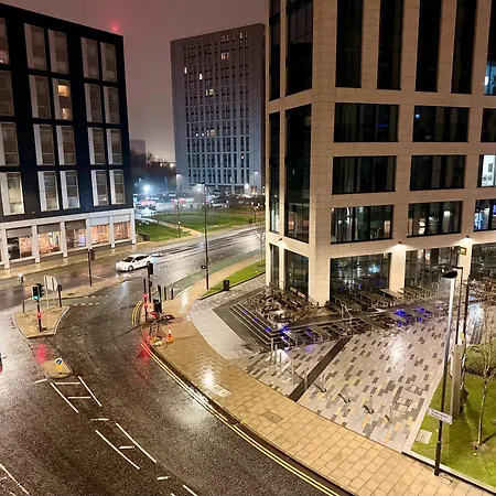 Modern 2 Bed Near Station Sleeps 5 Apartment