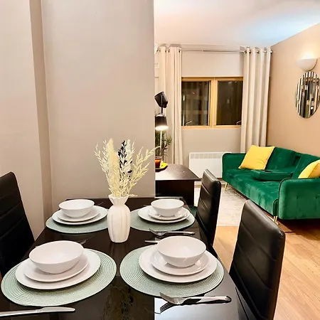 Modern 2 Bed Near Station Sleeps 5 Apartment